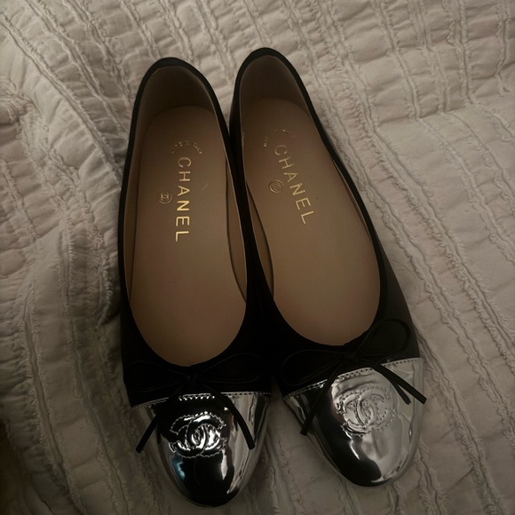 CHANEL Women's Flats in Black and Silver - Picture 1 of 3